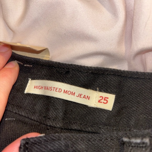 NWT Levi’s High Waisted Mom Jean - Picture 7 of 12